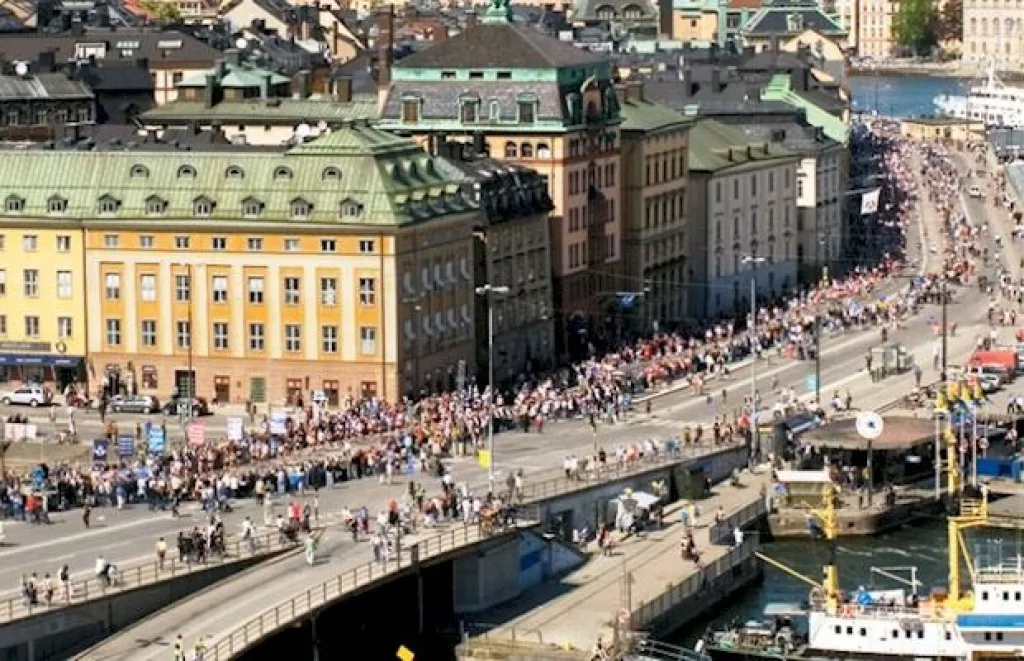ASICS STOCKHOLM MARATHON: БОЛЬШАЯ БЕГОВАЯ ШВЕДСКАЯ СЕМЬЯ