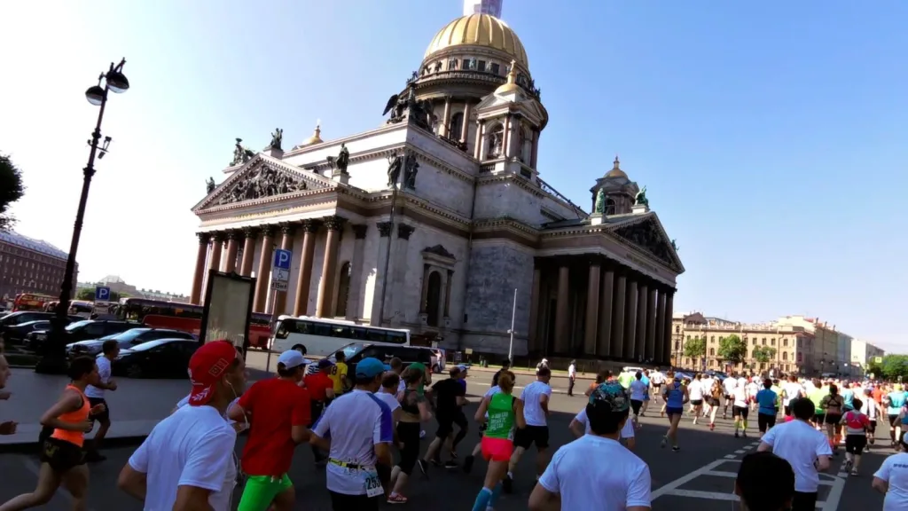 ВЕЛИЧЕСТВЕННЫЕ МОСТЫ И ДВОРЦЫ: МАРАФОН «БЕЛЫЕ НОЧИ» В САНКТ-ПЕТЕРБУРГЕ