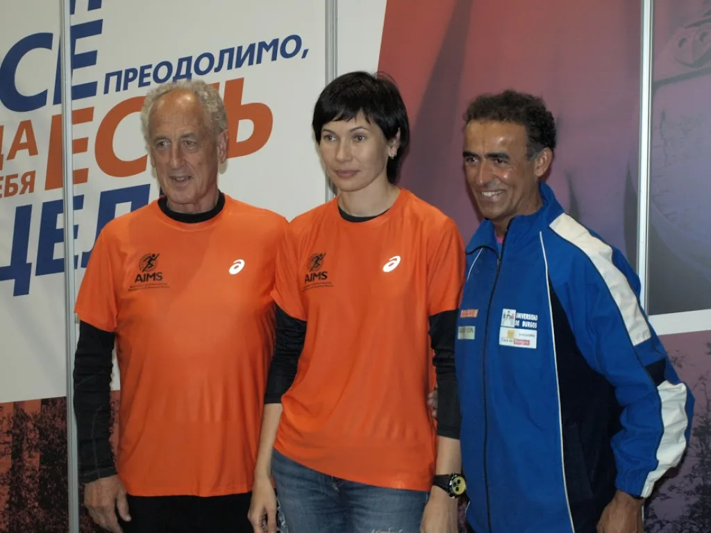 Пако в футболке AIMS, с послом Ассоциации в России Инной Черноблавской и испанским участником Московского марафона Jose Ramon Torres Peanilla. 