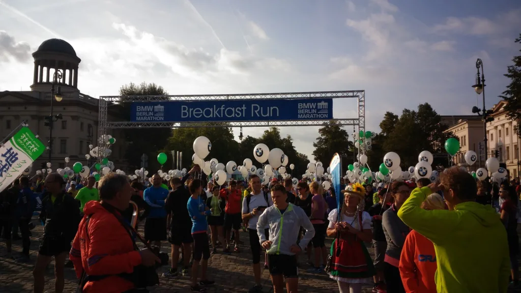 В субботу перед марафоном проводится так называемый Breakfast run - забег на 6 километров.