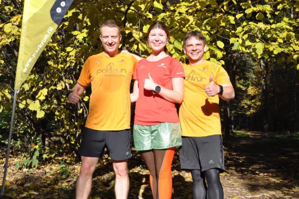 Том Уильямс, операционный директор parkrun Global, на забеге в Кузьминках (слева).