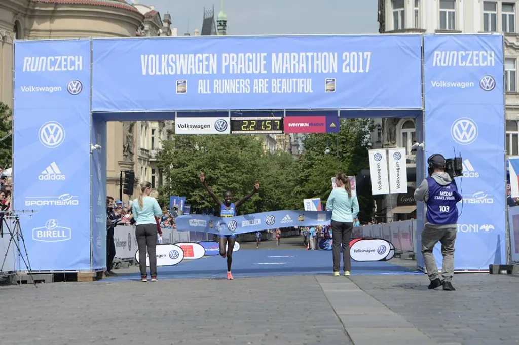 prague marathon women
