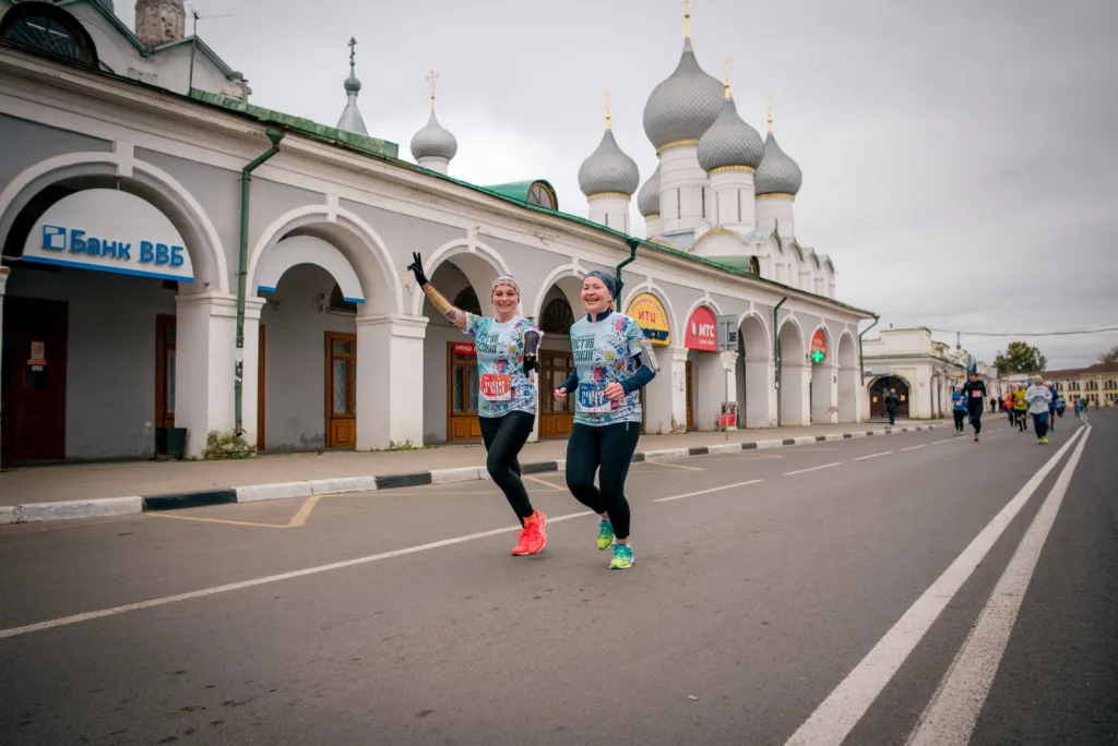 ЦАРЬ В КРОССОВКАХ, ПЯТЬ ФОНТАНОВ И ТРЕЙЛРАННЕРЫ В ГОСТЯХ У ТОЛСТОГО 