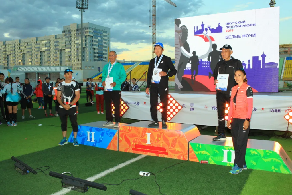УНИКАЛЬНЫЙ ПОЛУМАРАФОН: С НОЧНЫМ СОЛНЦЕМ НАПЕРЕГОНКИ