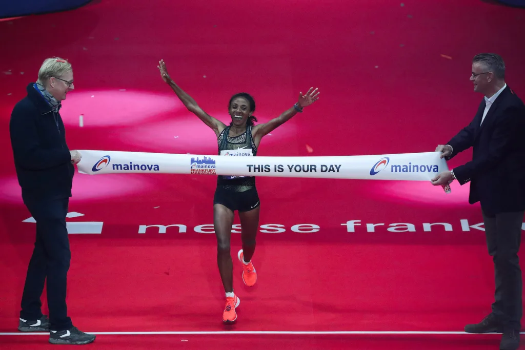 MESKEREM ASSEFA ПОБИЛА РЕКОРД ТРАССЫ НА ВЕТРЕНОМ MAINOVA FRANKFURT MARATHON 