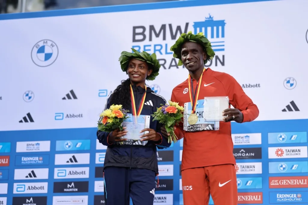 Tigst Assefa and Eliud Kipchoge during the victory ceremony in Berlin