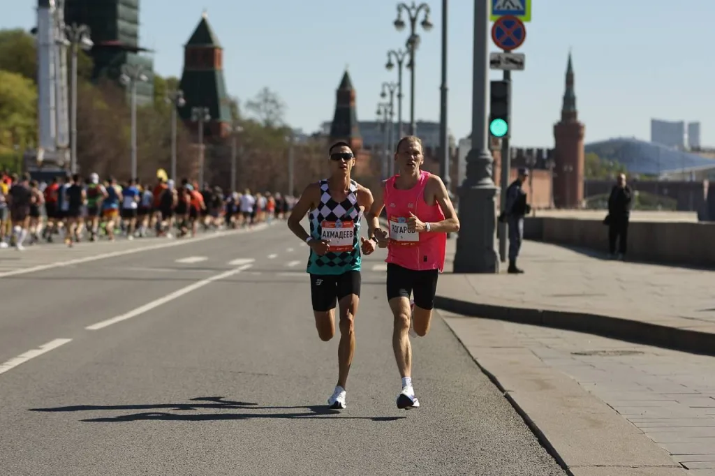 Московский полумарафон 2024, Ринас Ахмадеев, Искандер Ядгаров. фото: Беговое сообщество