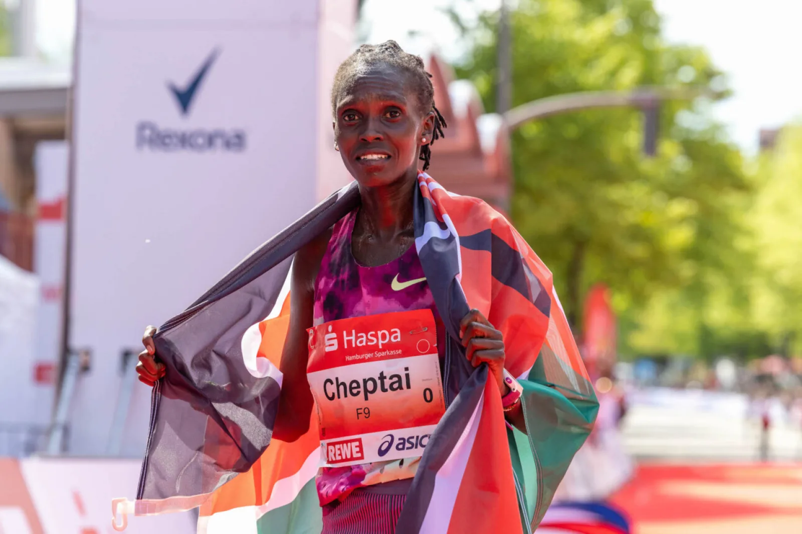 Марафон в Гамбурге, Hamburg Marathon 2024, победительница Irine Cheptai KEN 2:18:22.