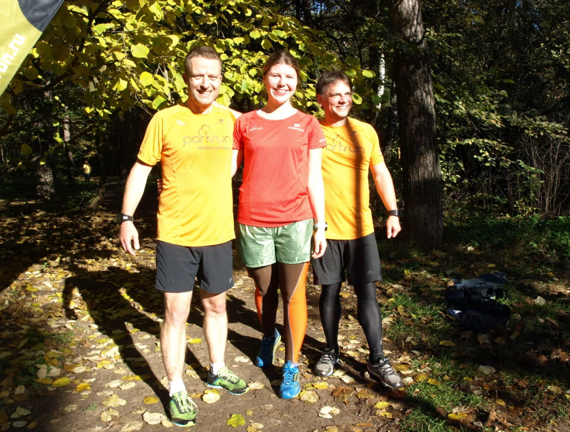 Том, Максим и директор Parkrun Кузьминки Наталия Дулебенец.