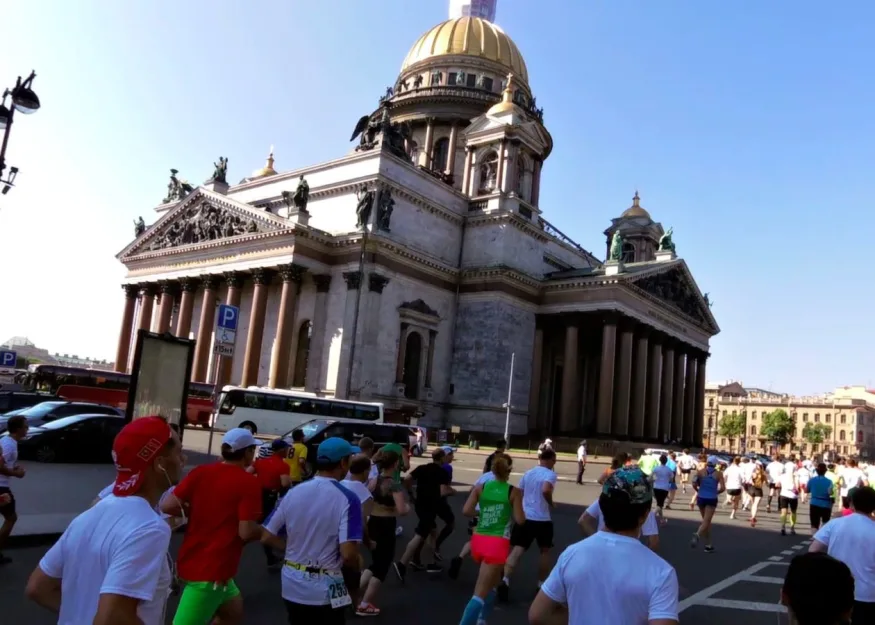 ВЕЛИЧЕСТВЕННЫЕ МОСТЫ И ДВОРЦЫ: МАРАФОН «БЕЛЫЕ НОЧИ» В САНКТ-ПЕТЕРБУРГЕ