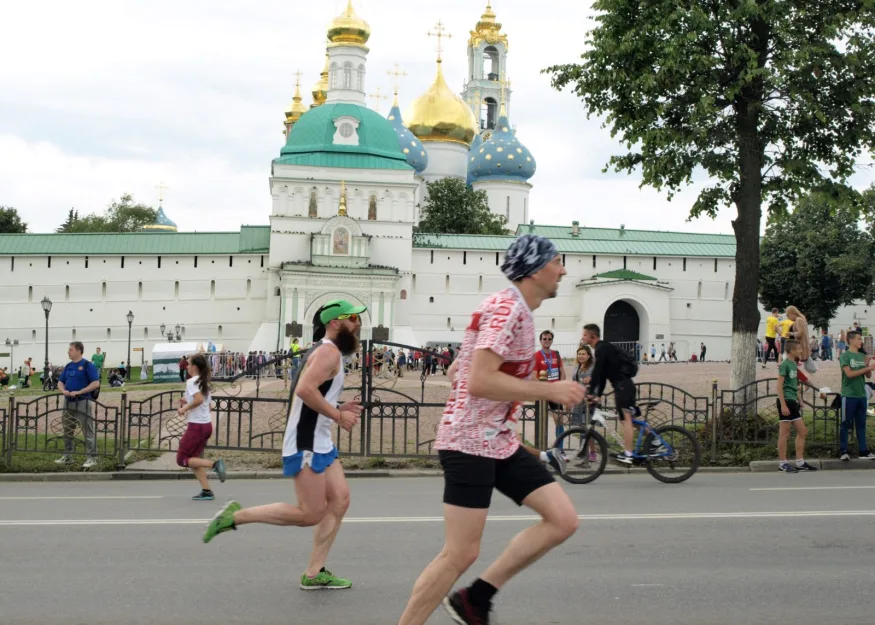 ПЕРВЫЙ ПОЛУМАРАФОН "СЕРГИЕВЫМ ПУТЁМ"