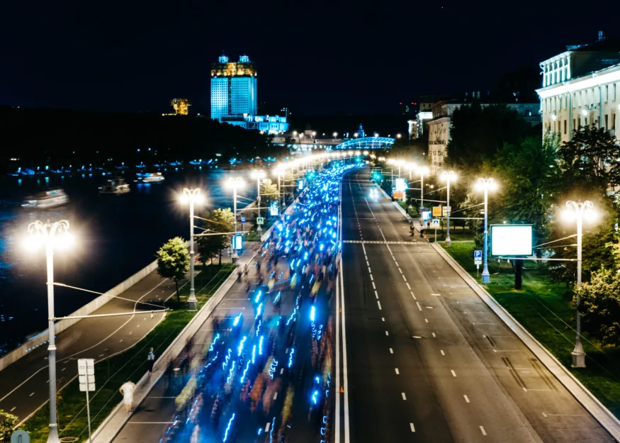 УЖЕ СКОРО СТАРТУЕТ НОЧНОЙ ЗАБЕГ. ТЫСЯЧИ СВЕТЛЯЧКОВ В ЦЕНТРЕ МОСКВЫ