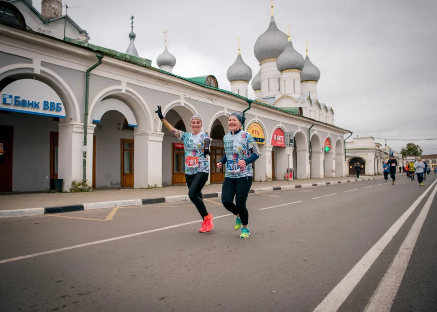 ЦАРЬ В КРОССОВКАХ, ПЯТЬ ФОНТАНОВ И ТРЕЙЛРАННЕРЫ В ГОСТЯХ У ТОЛСТОГО 