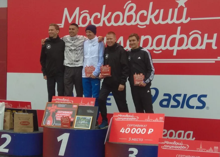 Московский полумарафон: чемпионам помогал дождь и мешали судороги