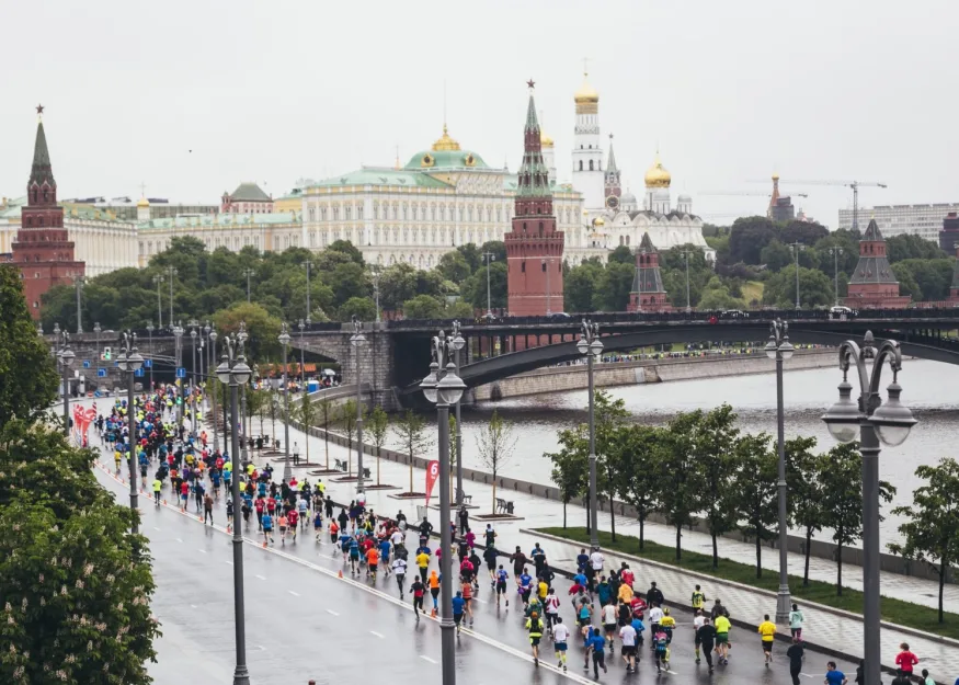 МОСКОВСКИЙ ПОЛУМАРАФОН: ПРИЯТНО, КОГДА ДЛЯ ТЕБЯ ПЕРЕКРЫВАЮТ УЛИЦЫ И УСТРАИВАЮТ ШОУ