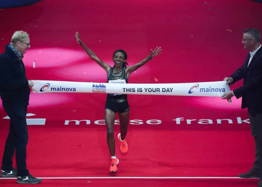 MESKEREM ASSEFA ПОБИЛА РЕКОРД ТРАССЫ НА ВЕТРЕНОМ MAINOVA FRANKFURT MARATHON 