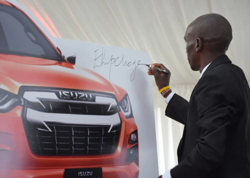 Японский автопроизводитель Isuzu выпустил специальную ограниченную серию D-Max «Элиуд Кипчоге 1:59»