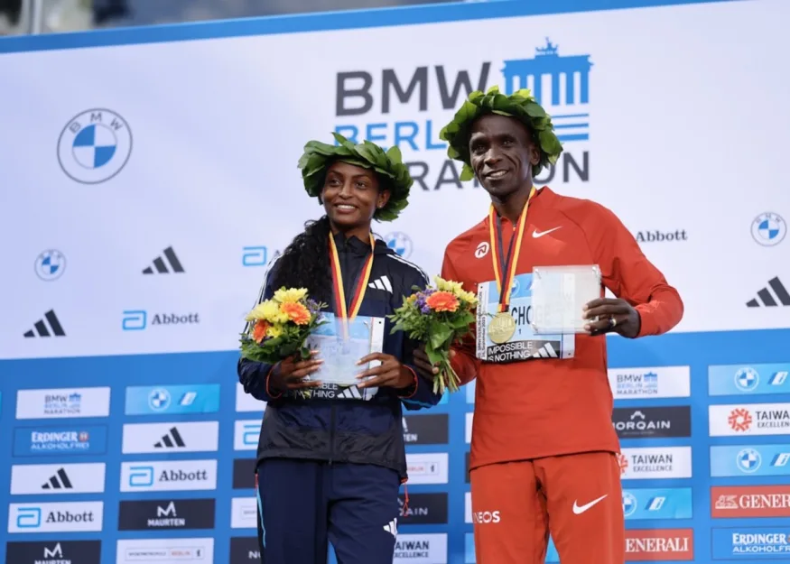 Tigst Assefa and Eliud Kipchoge during the victory ceremony in Berlin