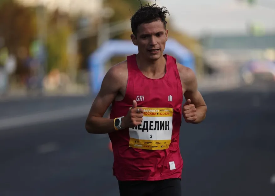 Московский марафон 2023. Победитель на дистанции 42,2 км Дмитрий Неделин 02:14:01.