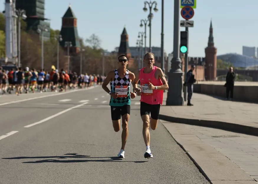 Московский полумарафон 2024, Ринас Ахмадеев, Искандер Ядгаров. фото: Беговое сообщество
